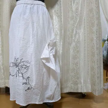 센소유니코 자비로운 비 화이트 플레어 스커트 꽃 자수