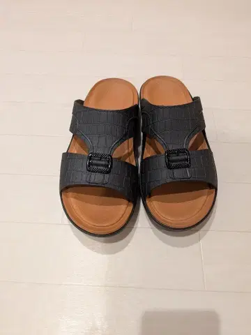 블랙 크로커다일 패턴 샌들