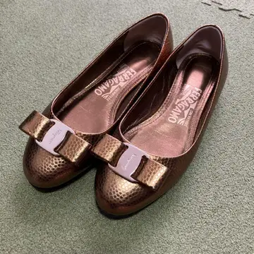 FERRAGAMO 브론즈 플랫 슈즈
