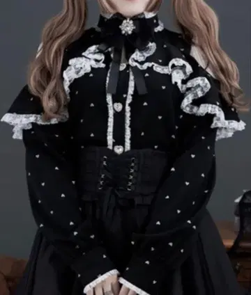 Palelfy 어깨가 드러난 하트 프릴 블라우스