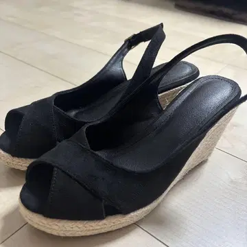 블랙 스웨이드풍 오픈토 샌들