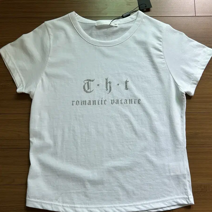 THREETIMES | 쓰리타임즈 Threetimes Vintage Lettering Tee