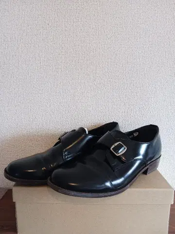 버클이 달린 블랙 로퍼