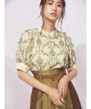Lily Brown 오리엔탈 자수 차이나 탑