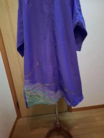 춤을 추는 기모노에서 영감을 받은 아오자이풍 코트