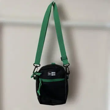 뉴에라 숄더 파우치 1.7L 블랙/케리그린