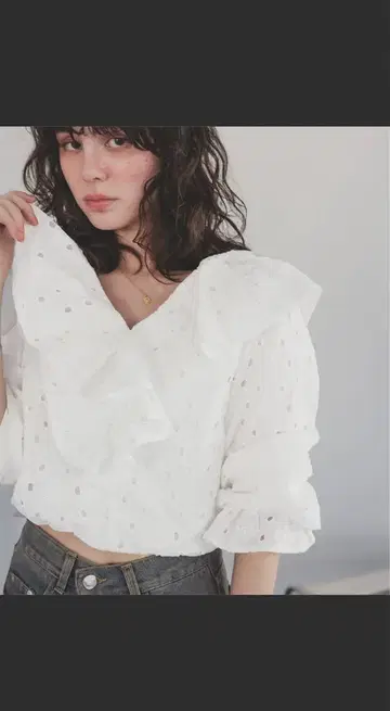 화이트 프릴 자수 블라우스