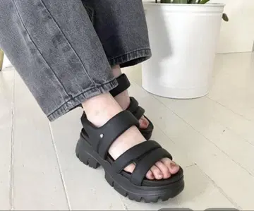 블랙 스트랩 샌들 통굽