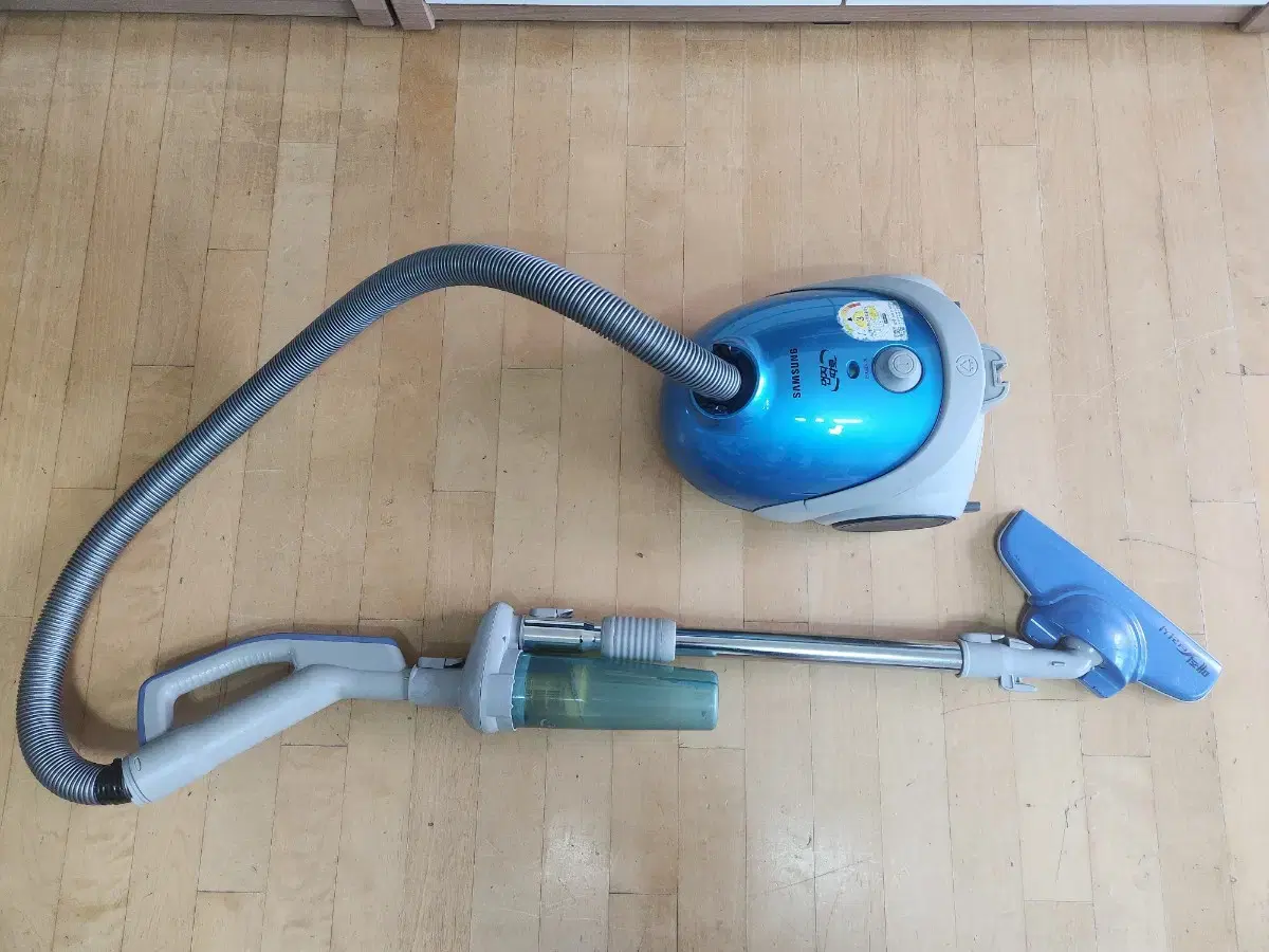 Selling Samsung dust-separating vacuum cleaner