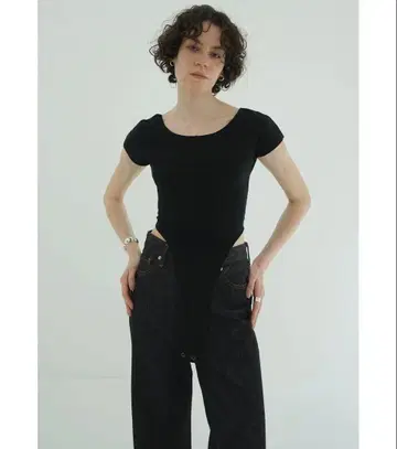 클라네 ROUND NECK HIGH CUT BODYSUITS