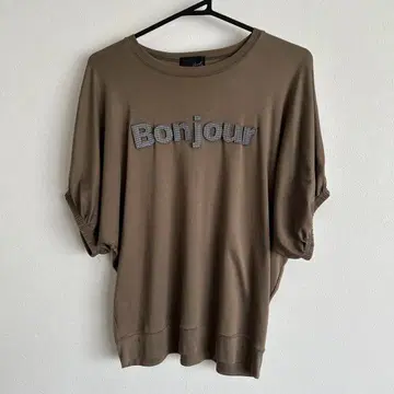 Grand Table 카키 봉주르 스톤 자수 티셔츠