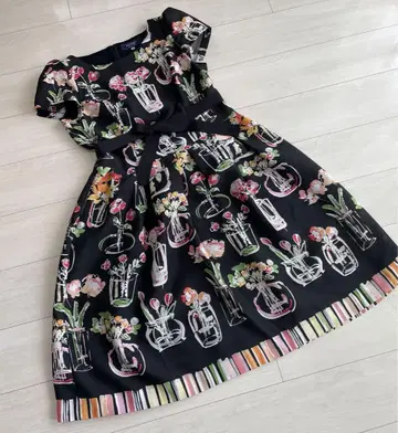 MS GRACY 블랙 베이스에 꽃무늬 프린트 원피스 44