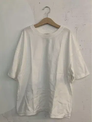 오로네 화이트 반팔 티셔츠 tandy