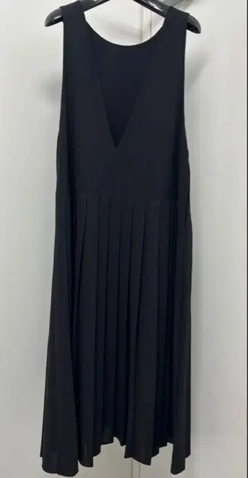 시뇽 CHIGNON 블랙 V넥 슬리브리스 원피스