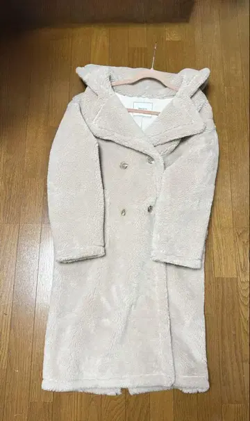 그녀의 입술과 플뢰르 시어링 보아 코트