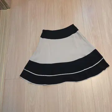 TO BE CHIC 플레어 스커트 베이지와 블랙 40
