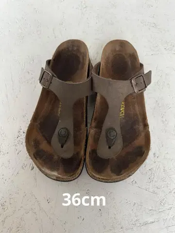 BIRKENSTOCK 샌들 기제류 밑창 노후화 있음