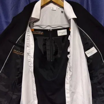THE SUIT COMPANY