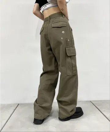 올리브 카고 팬츠 포켓 부착