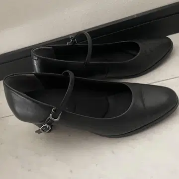 블랙 스트랩 펌프스