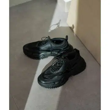 볼륨 스니커즈 블랙 37