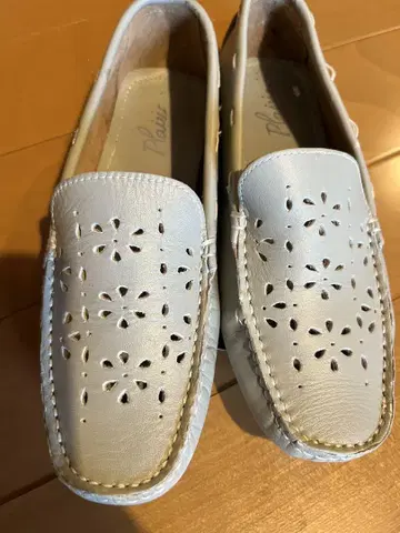 천연 가죽 꽃 무늬 펀칭 로퍼