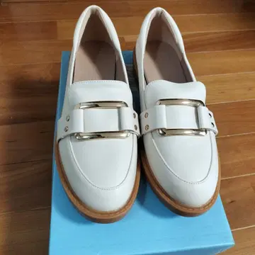 미사용 새상품 화이트 로퍼 골드 버클