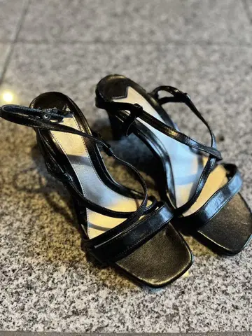 블랙 스트랩 플립플랍 샌들 미들 힐