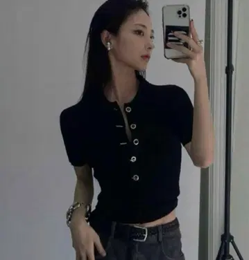 여성용 앞부분이 열린 니트 옷을 녹여보세요.