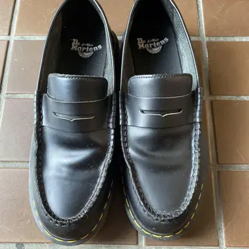 Dr. Martens 블랙 로퍼