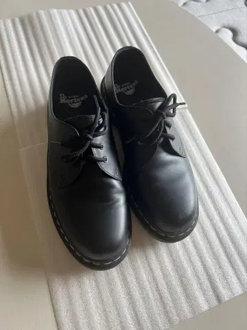 Dr. Martens 블랙 로퍼