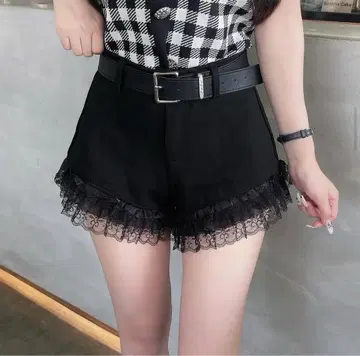 레이스 트림이 있는 블랙 숏 팬츠