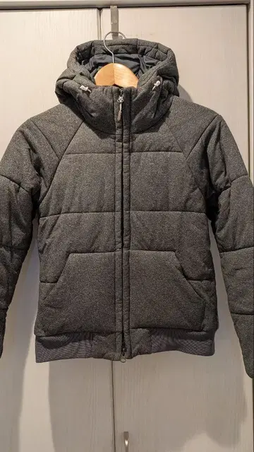 HELLY HANSEN 후드 부착 다운 자켓 그레이