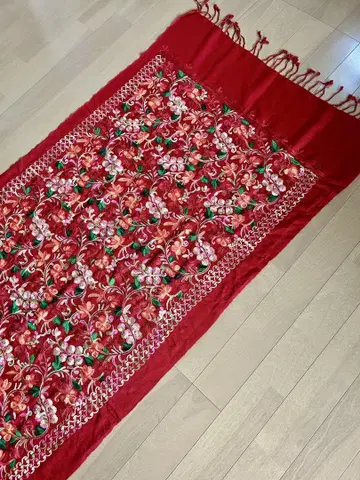 네팔제 자수 숄, 빨간색