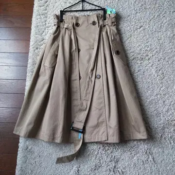 새상품급 미사용에 가까운 로이스크레용 플레어 스커트