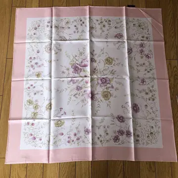 미사용 새상품 꽃무늬 실크 스카프 90cm x 90cm
