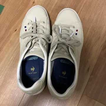 베이지 합성 피혁 스니커즈