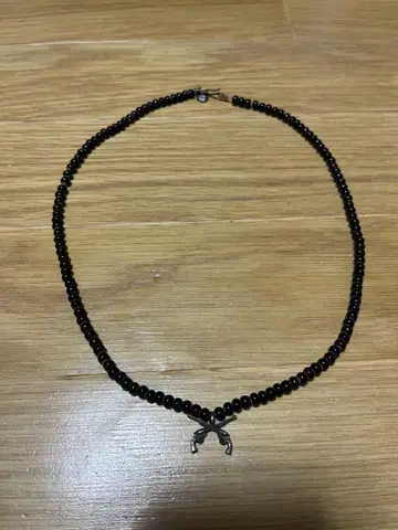 roar 블랙 비즈 목걸이