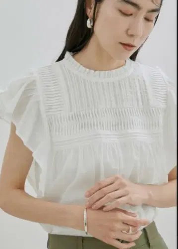 프릴 슬리브 턱 블라우스