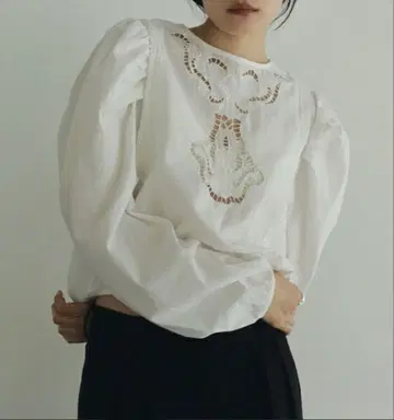 아누케 커트워크 퍼프 블라우스