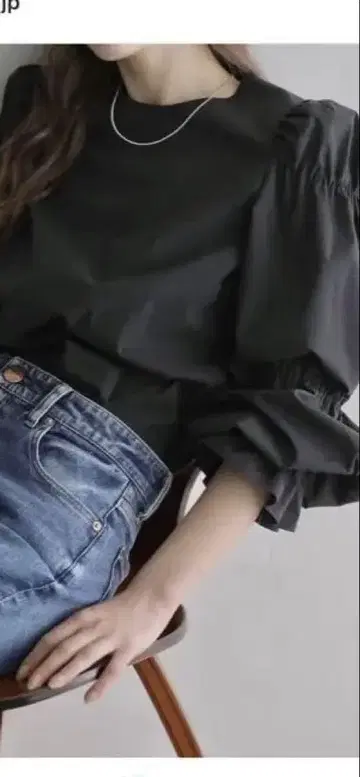 라토타리티 볼륨 슬리브 블라우스 블랙