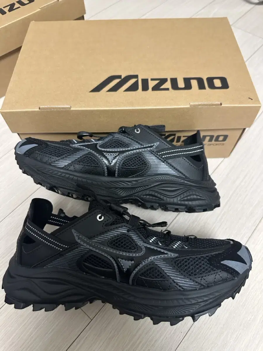 Mizuno Racer Trail SE Black 235 New