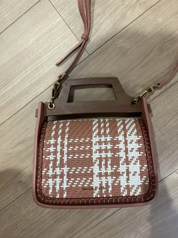 브라운과 화이트 체크 무늬 숄더백