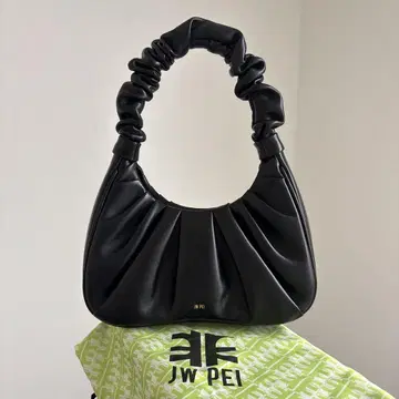 새상품급 JW PEI 블랙 핸드백