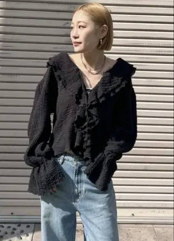 새상품급 언그리드 프릴 디자인 블라우스 블랙