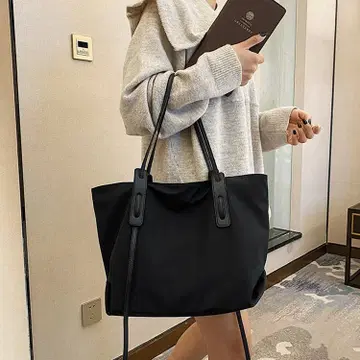 여성용 토트백 세련된 디자인 원단이 광택이 있고 깔끔한 블랙