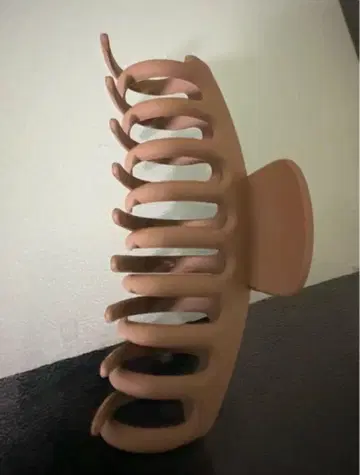 베이지 플라스틱 헤어 클립