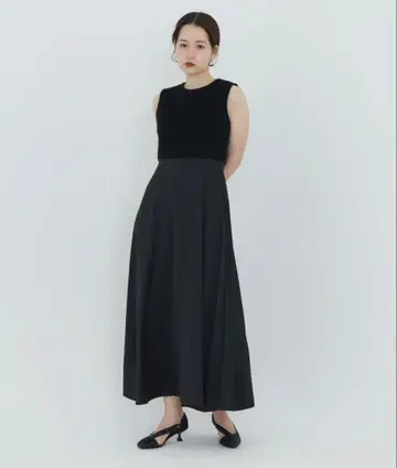 블랙 슬리브리스 플레어 스커트