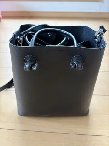 아줄 블랙 가죽 토트백