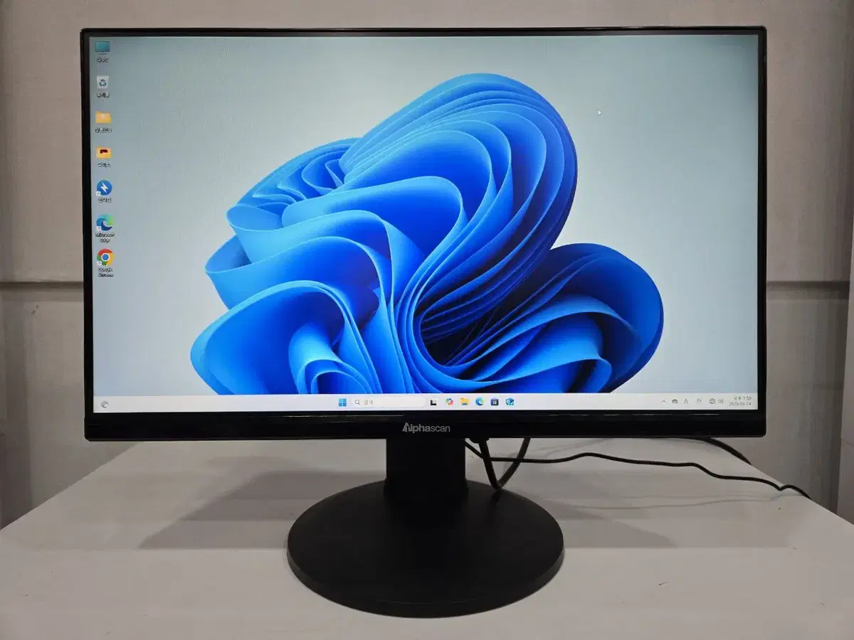 Alphascan 24-inch IPS PIVOT monitor